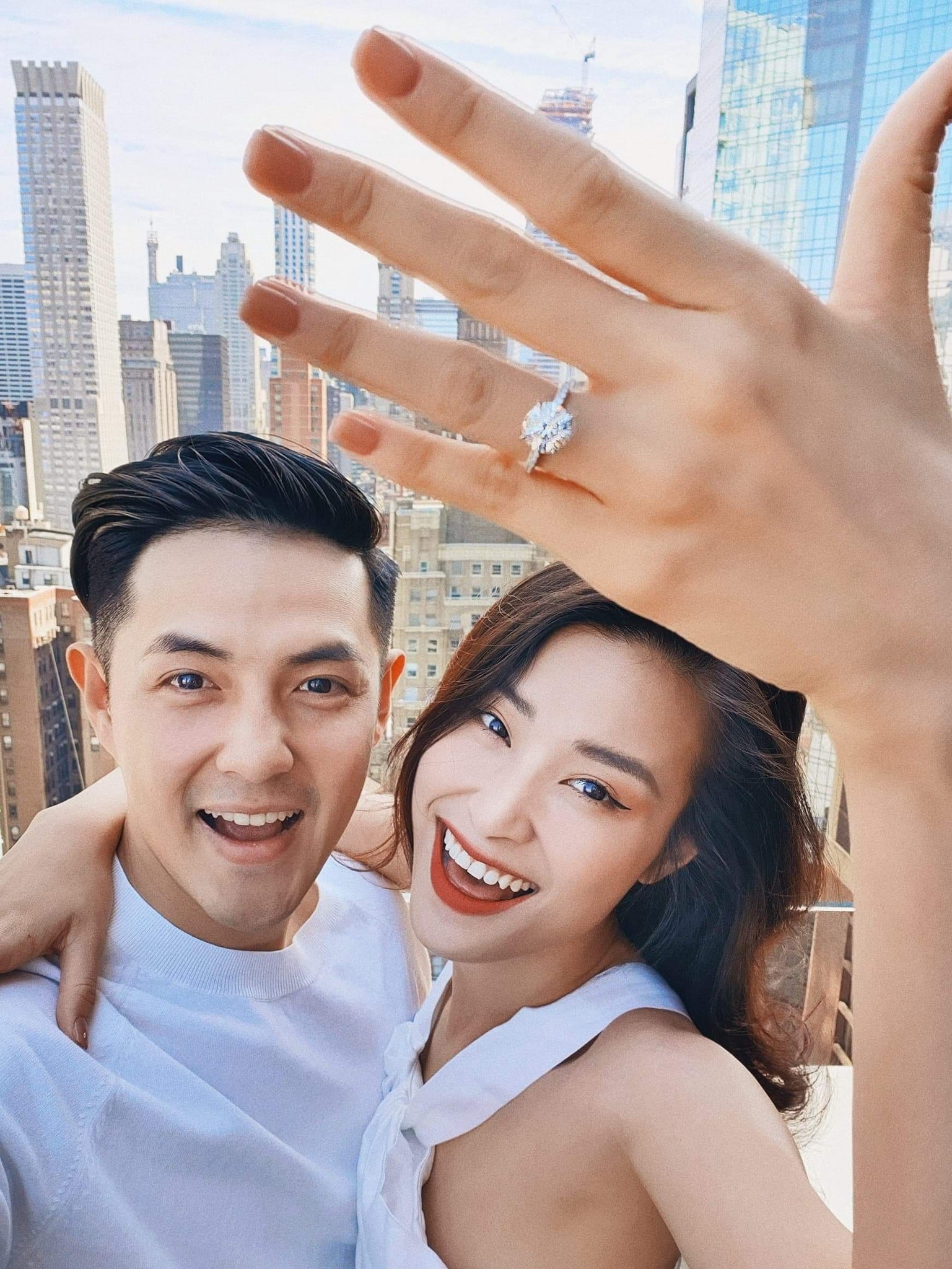 Netizen phấn khích trước màn cầu hôn tại Mỹ của Đông Nhi và Ông Cao Thắng, liên tục réo gọi cặp đôi sớm cử hành hôn lễ