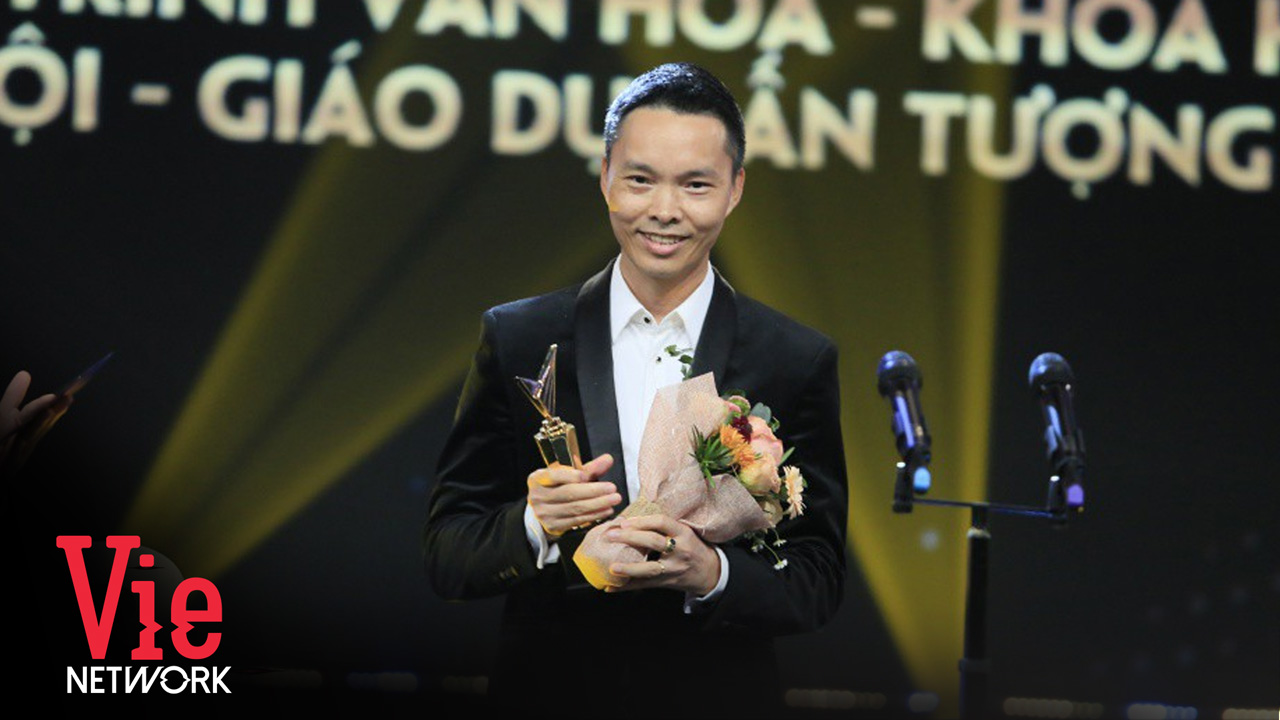 VTV Awards: Lấy nước mắt triệu người, “Ký ức vui vẻ” được vinh danh chứng minh MC Lại Văn Sâm nhìn xa trông rộng