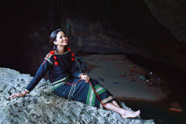 Tan chảy trước khoảnh khắc HHen Niê hóa làm một với thiên nhiên, khoe vũ điệu đẹp như tranh vẽ giữa hang động Sơn Đòong - Ảnh 6.