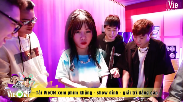 Team Karik quậy banh nóc trong hậu trường Rap Việt, đến nỗi làm hỏng bàn mixer của DJ Mie khiến cô nàng quạu to đầu - Ảnh 4.
