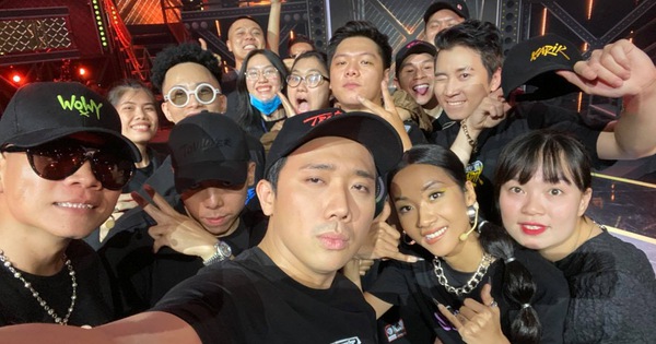 Trấn Thành đăng hình khoe đồng phục mới cực chất của dàn sao Rap Việt, fan soi được cả tóc bạc của nam MC