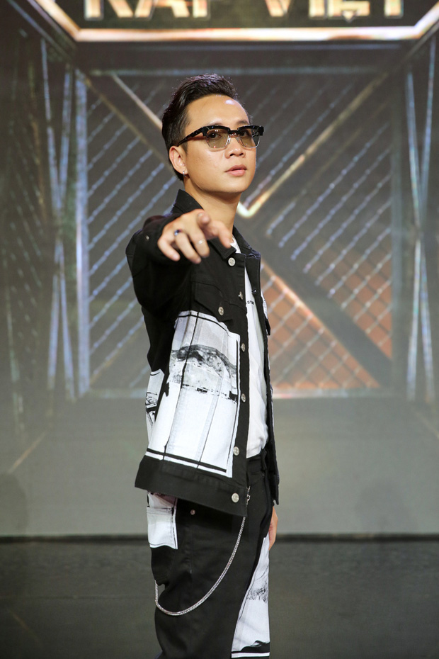 Trấn Thành đăng hình khoe đồng phục mới cực chất của dàn sao Rap Việt, fan soi được cả tóc bạc của nam MC - Ảnh 2.