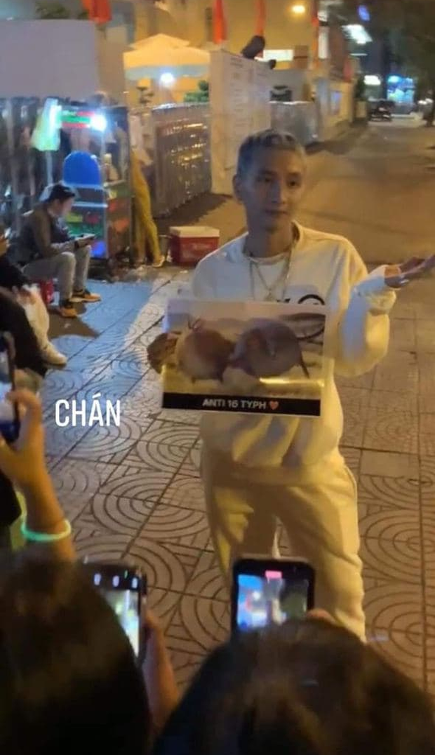 16 Typh (Rap Việt) cầm tấm bảng anti fan làm tặng với vẻ mặt chán nản khiến netizen không nhịn được cười - Ảnh 2.