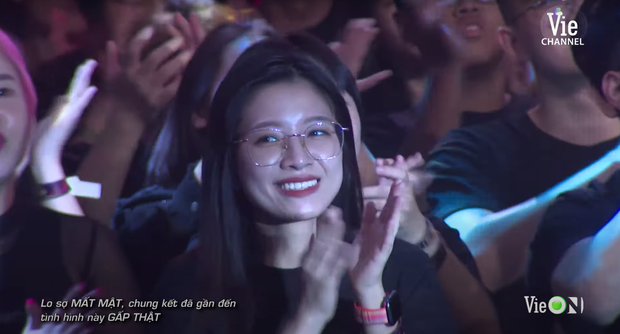 Anh quay phim Rap Việt lại có crush mới, lần này là gái xinh đeo kính với nụ cười siêu mê - Ảnh 2.