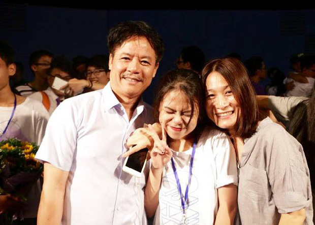 Bố mẹ Tlinh (Rap Việt) lần đầu lộ diện: Đội nón Suboi, diện áo giám khảo, đứng một góc xem con gái biểu diễn - Ảnh 5.