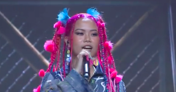 Clip không lên sóng: Tlinh thừa nhận giọng không tốt, luyện thanh ngay trên sân khấu trong Chung kết Rap Việt