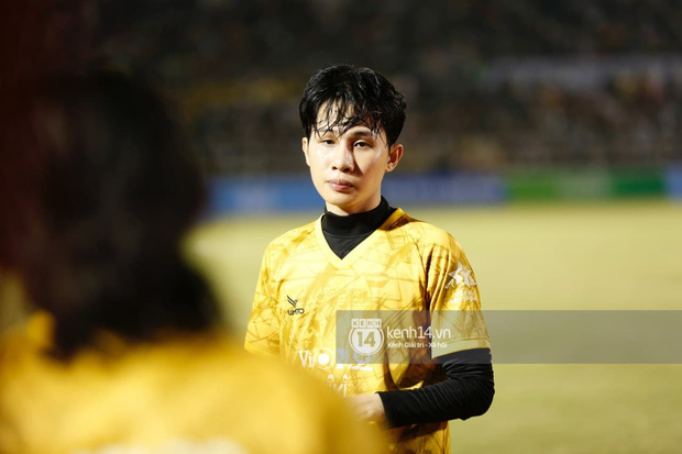 Dàn cầu thủ và sao Việt cực cháy trong trận bóng đá vì miền Trung, khoảnh khắc Jack - Quang Hải chung khung hình gây sốt - Ảnh 2.