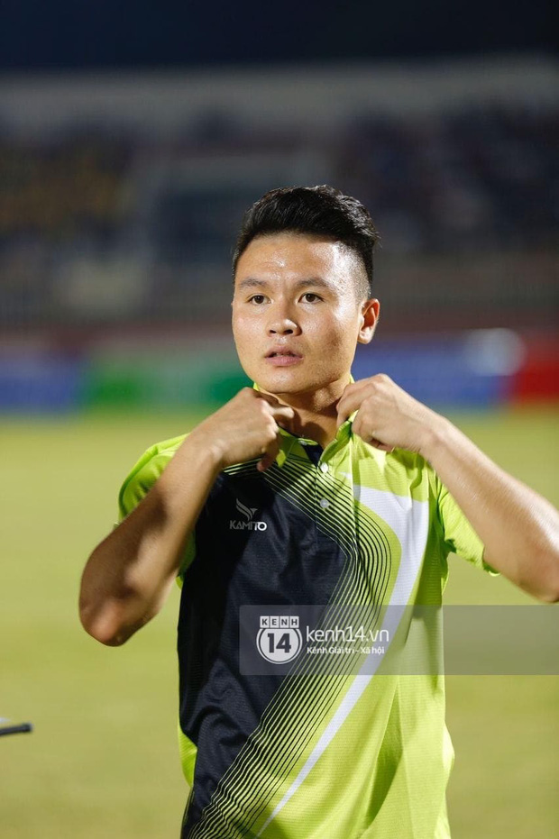 Dàn cầu thủ và sao Việt cực cháy trong trận bóng đá vì miền Trung, khoảnh khắc Jack - Quang Hải chung khung hình gây sốt - Ảnh 4.