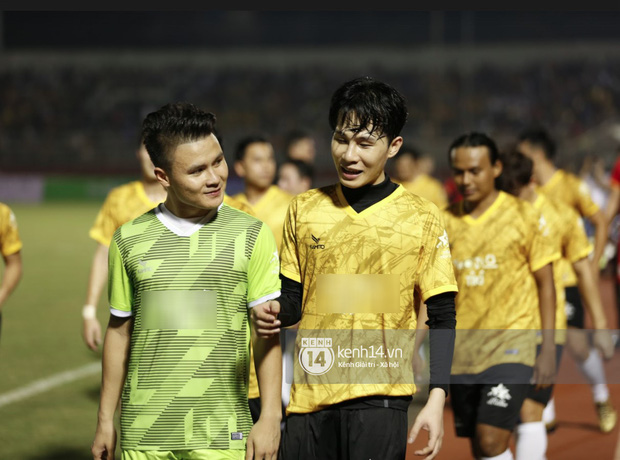 Dàn cầu thủ và sao Việt cực cháy trong trận bóng đá vì miền Trung, khoảnh khắc Jack - Quang Hải chung khung hình gây sốt - Ảnh 5.