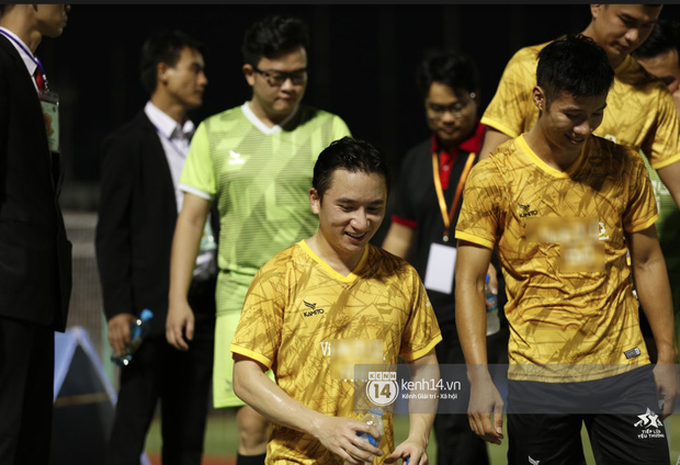 Dàn cầu thủ và sao Việt cực cháy trong trận bóng đá vì miền Trung, khoảnh khắc Jack - Quang Hải chung khung hình gây sốt - Ảnh 6.