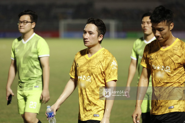 Dàn cầu thủ và sao Việt cực cháy trong trận bóng đá vì miền Trung, khoảnh khắc Jack - Quang Hải chung khung hình gây sốt - Ảnh 7.