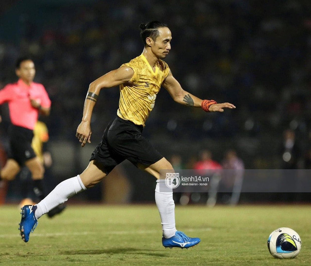 Dàn cầu thủ và sao Việt cực cháy trong trận bóng đá vì miền Trung, khoảnh khắc Jack - Quang Hải chung khung hình gây sốt - Ảnh 8.
