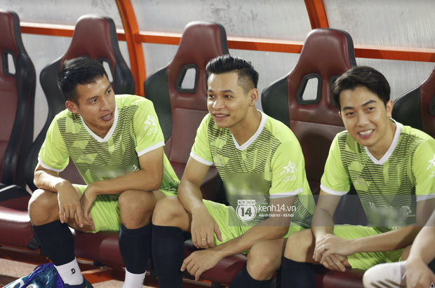 Dàn cầu thủ và sao Việt cực cháy trong trận bóng đá vì miền Trung, khoảnh khắc Jack - Quang Hải chung khung hình gây sốt - Ảnh 9.