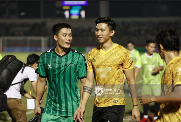 Dàn cầu thủ và sao Việt cực cháy trong trận bóng đá vì miền Trung, khoảnh khắc Jack - Quang Hải chung khung hình gây sốt - Ảnh 10.