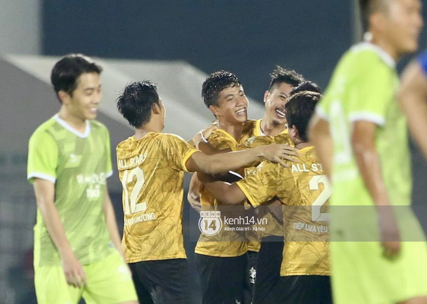 Dàn cầu thủ và sao Việt cực cháy trong trận bóng đá vì miền Trung, khoảnh khắc Jack - Quang Hải chung khung hình gây sốt - Ảnh 12.