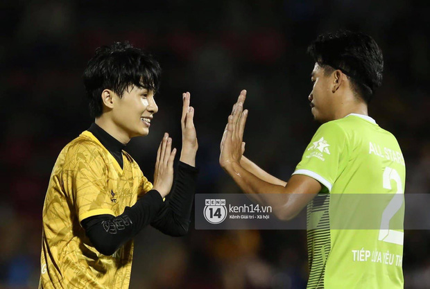 Dàn cầu thủ và sao Việt cực cháy trong trận bóng đá vì miền Trung, khoảnh khắc Jack - Quang Hải chung khung hình gây sốt - Ảnh 13.