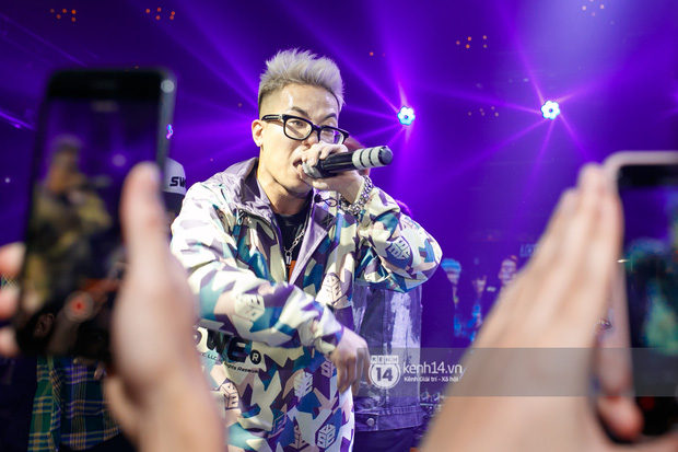 MCK - Tlinh rải cẩu lương từ hậu trường lên sân khấu, Gonzo bất ngờ xuất hiện để cổ vũ dàn thí sinh Rap Việt và King Of Rap - Ảnh 7.