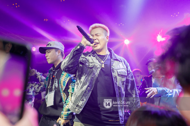 MCK - Tlinh rải cẩu lương từ hậu trường lên sân khấu, Gonzo bất ngờ xuất hiện để cổ vũ dàn thí sinh Rap Việt và King Of Rap - Ảnh 8.