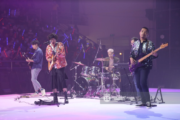 Ngọt và Chillies mở màn đại nhạc hội 11.11 Super Show, ngẫu hứng song ca ngay trong lần đụng độ hiếm hoi - Ảnh 9.