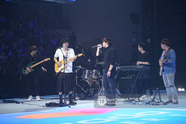 Ngọt và Chillies mở màn đại nhạc hội 11.11 Super Show, ngẫu hứng song ca ngay trong lần đụng độ hiếm hoi - Ảnh 12.
