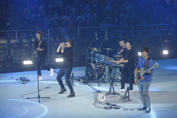Ngọt và Chillies mở màn đại nhạc hội 11.11 Super Show, ngẫu hứng song ca ngay trong lần đụng độ hiếm hoi - Ảnh 15.