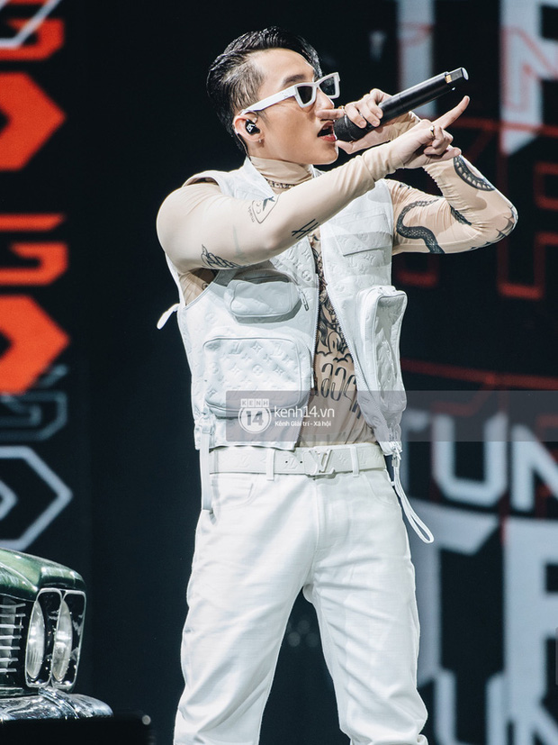 Trong full set 3 tỷ rưỡi Ricky Star mặc tại Rap Việt có chiếc áo giống Sơn Tùng M-TP, netizen mở cuộc bàn phím chiến rất xôm! - Ảnh 1.