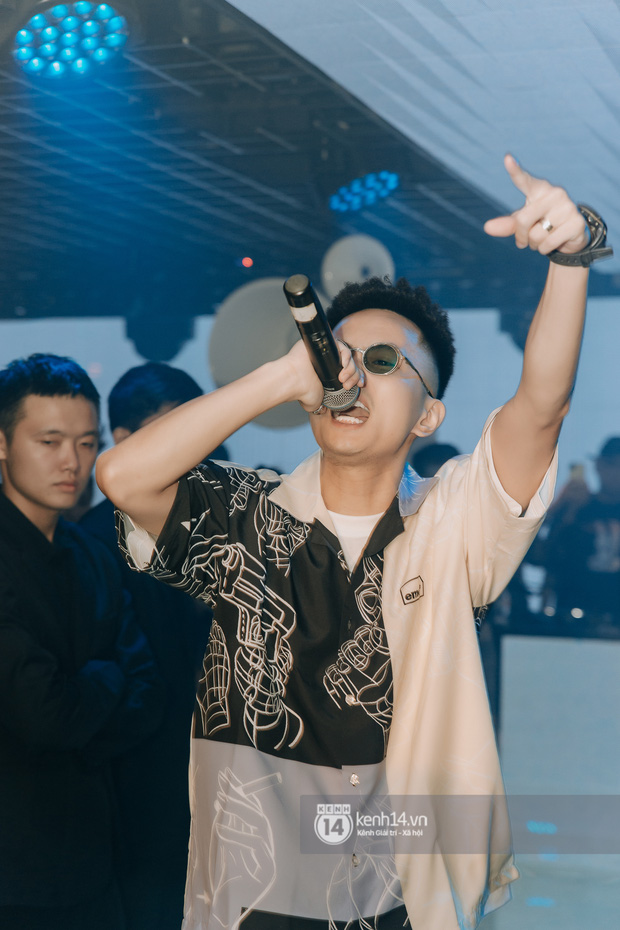 Rhymastic và LK thân thiết mặc phát ngôn động chạm trước đó, giám khảo Rap Việt tiết lộ lí do thường xuyên đeo kính đen khi diễn - Ảnh 9.