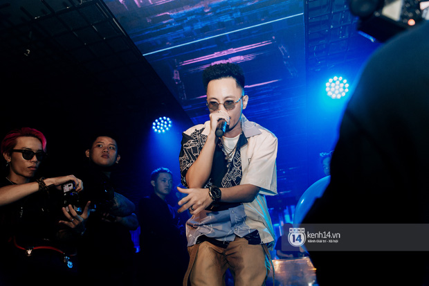Rhymastic và LK thân thiết mặc phát ngôn động chạm trước đó, giám khảo Rap Việt tiết lộ lí do thường xuyên đeo kính đen khi diễn - Ảnh 10.