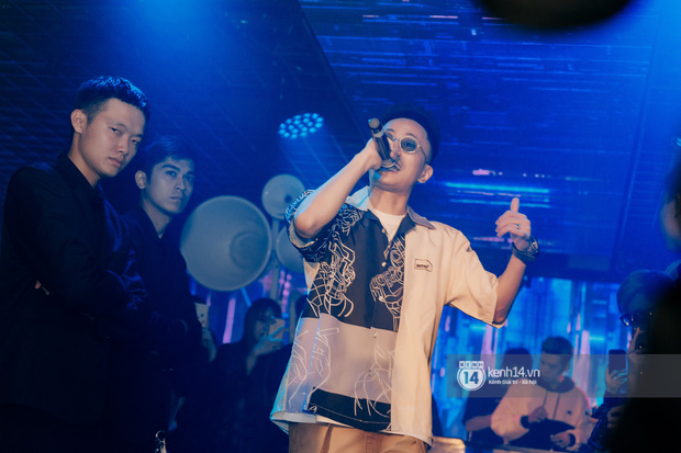 Rhymastic và LK thân thiết mặc phát ngôn động chạm trước đó, giám khảo Rap Việt tiết lộ lí do thường xuyên đeo kính đen khi diễn - Ảnh 11.