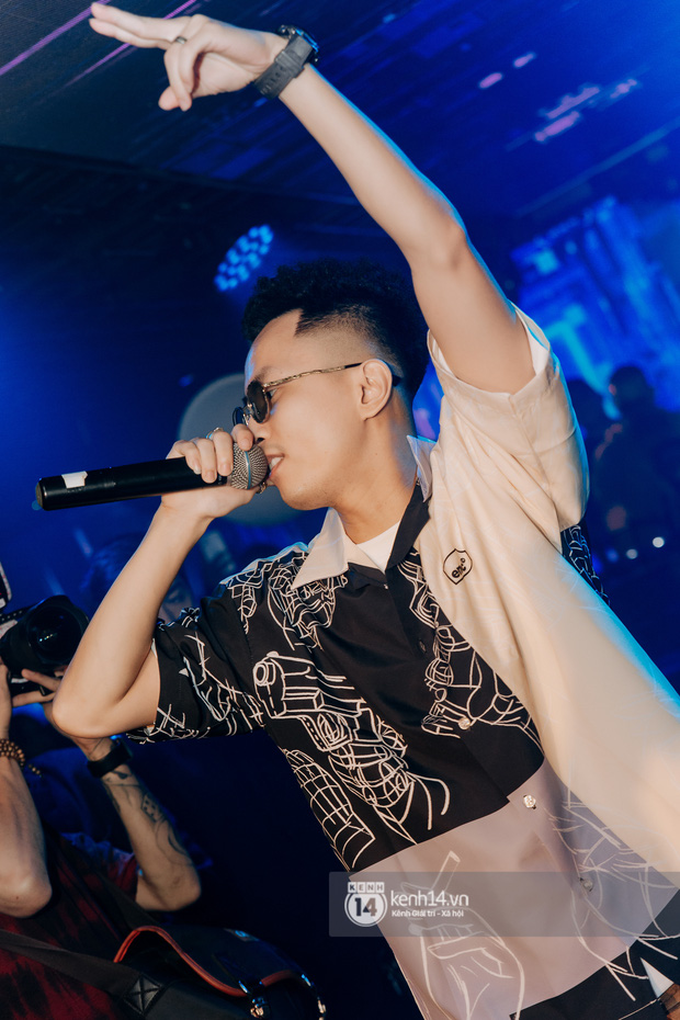 Rhymastic và LK thân thiết mặc phát ngôn động chạm trước đó, giám khảo Rap Việt tiết lộ lí do thường xuyên đeo kính đen khi diễn - Ảnh 14.
