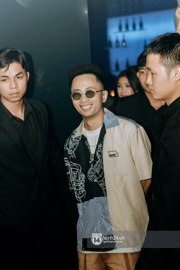 Rhymastic và LK thân thiết mặc phát ngôn động chạm trước đó, giám khảo Rap Việt tiết lộ lí do thường xuyên đeo kính đen khi diễn - Ảnh 15.
