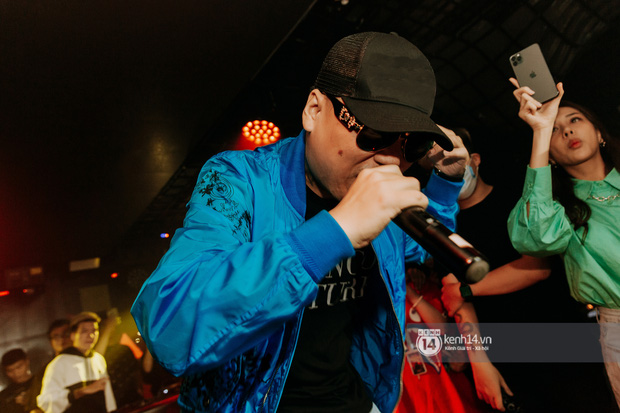 Rhymastic và LK thân thiết mặc phát ngôn động chạm trước đó, giám khảo Rap Việt tiết lộ lí do thường xuyên đeo kính đen khi diễn - Ảnh 20.