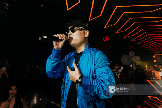 Rhymastic và LK thân thiết mặc phát ngôn động chạm trước đó, giám khảo Rap Việt tiết lộ lí do thường xuyên đeo kính đen khi diễn - Ảnh 22.