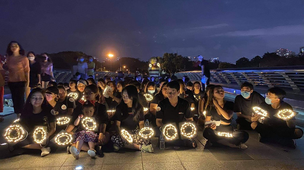 Trước giờ G ra mắt MV Đom Đóm: fan Jack thắp sáng cả khu vực cầu Ánh Sao, đạp xe khắp nơi để quảng bá cho thần tượng - Ảnh 4.