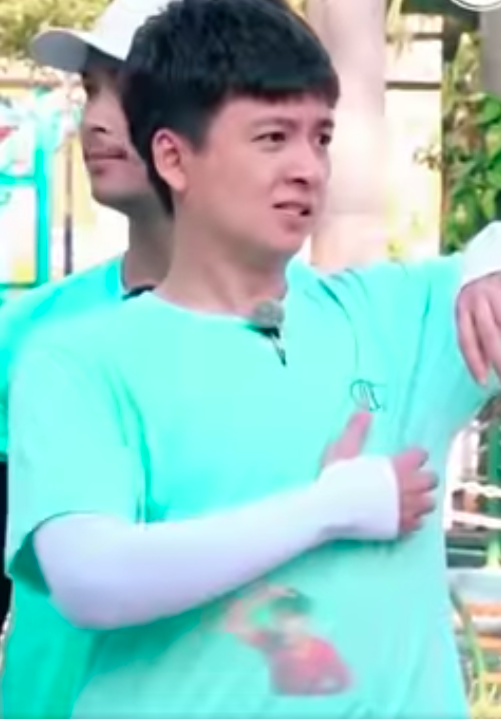 Running Man Vietnam: Ngô Kiến Huy phản ứng khi bị nữ đồng nghiệp chạm vào phần nhạy cảm trên ngực