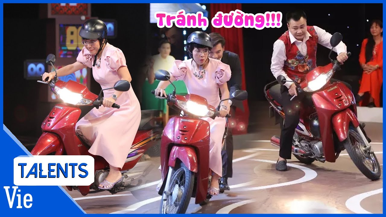 MC Thảo Vân chạy xe máy trên sân khấu Ký ức vui vẻ, đi lệch khỏi vòng số 8, suýt đâm vào Tự Long